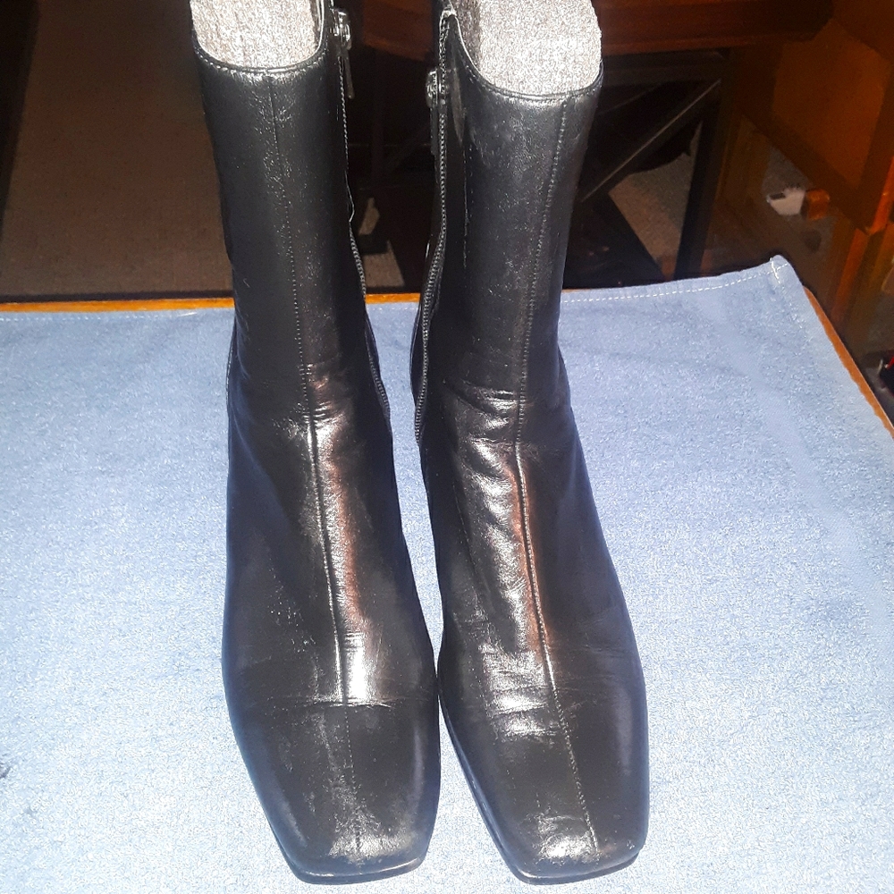 Womens Leather Zippered Boot